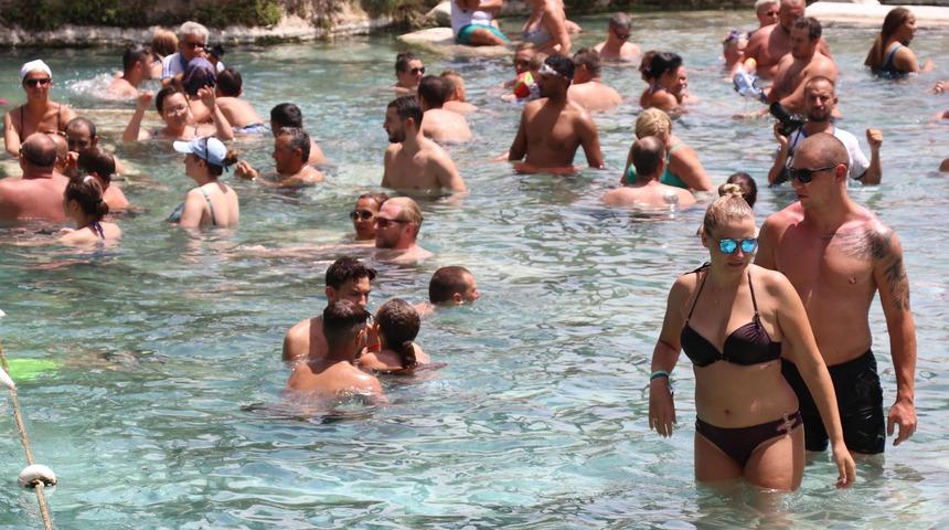Pamukkale'deki antik havuza ziyaret&ccedil;i akını