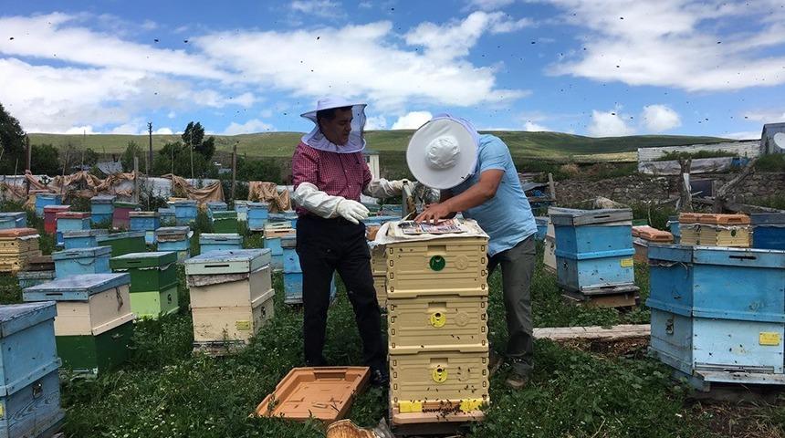 Başkan Demir, &Ccedil;ataldere K&ouml;y&uuml;nde bal &uuml;reticisini ziyaret etti