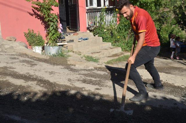 Mikserlerden yola dökülen harcı temizlemek için nöbet tutuyorlar