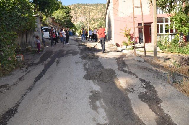 Mikserlerden yola dökülen harcı temizlemek için nöbet tutuyorlar