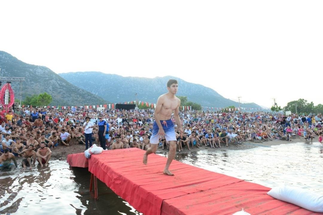 Kabotaj Bayramı&rsquo;nda alamadığı bayrağı şenlikte aldı