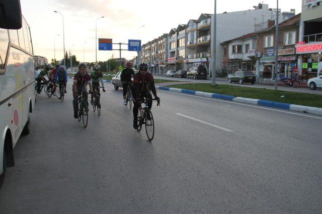 Bisiklet tutkunları 251 şehit için 251 kilometre pedal çeviriyor