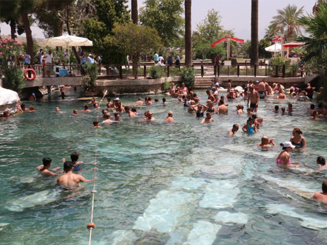 Pamukkale'deki antik havuza ziyaret&ccedil;i akını