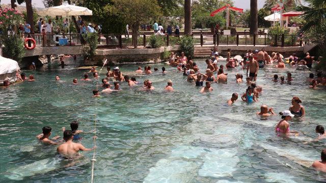 Pamukkale'deki antik havuza ziyaretçi akını