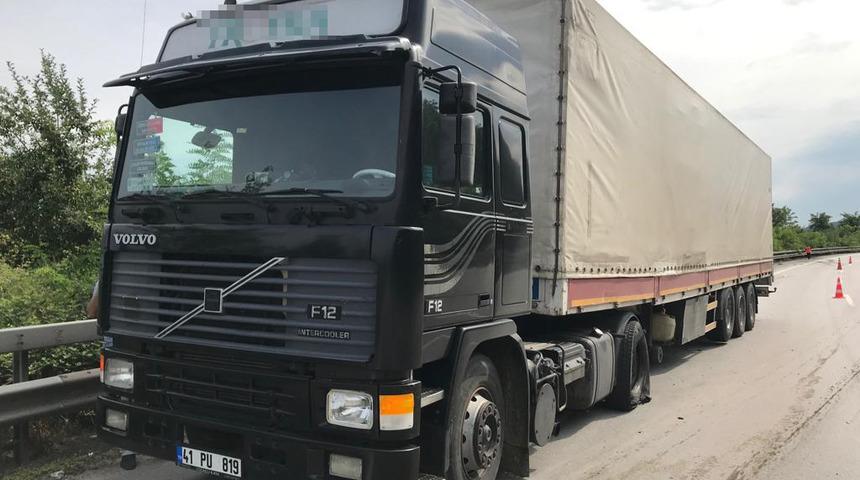 Sakarya'da TIR ile otomobil çarpıştı: 6 yaralı  