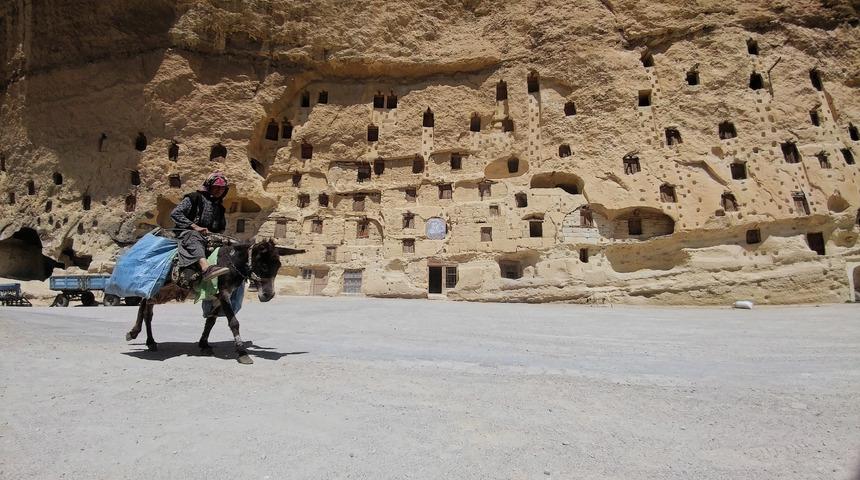 Taşkale k&ouml;y&uuml;nde kaya k&uuml;tlesi i&ccedil;inde 800 yıllık tahıl ambarı