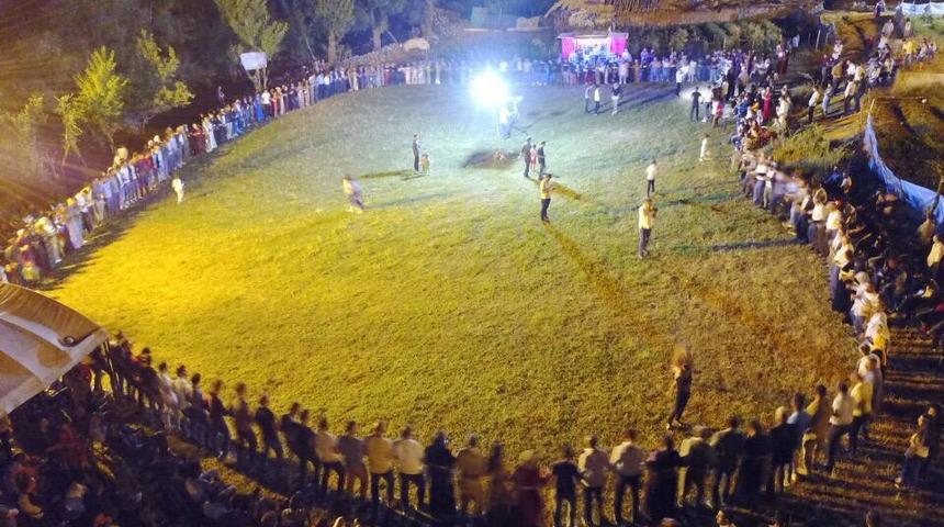 Halay &ccedil;eken davetlilerden &rsquo;kalp&rsquo; g&ouml;r&uuml;nt&uuml;s&uuml;