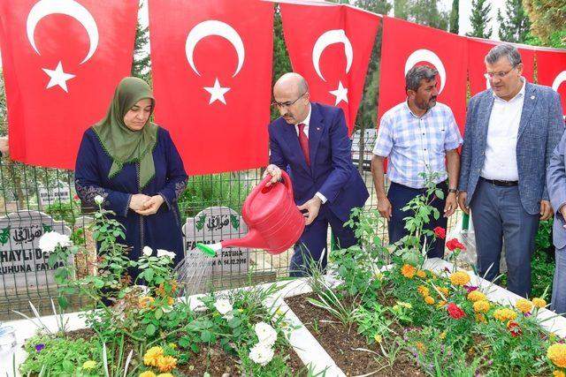 Vali Demirtaş’tan 15 Temmuz şehitlerinin kabirlerine ziyaret