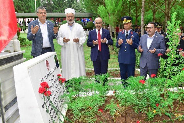 Vali Demirtaş’tan 15 Temmuz şehitlerinin kabirlerine ziyaret