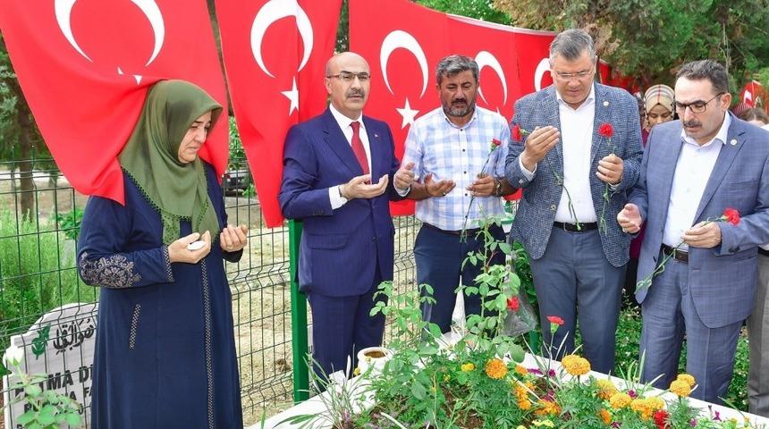 Vali Demirtaş’tan 15 Temmuz şehitlerinin kabirlerine ziyaret