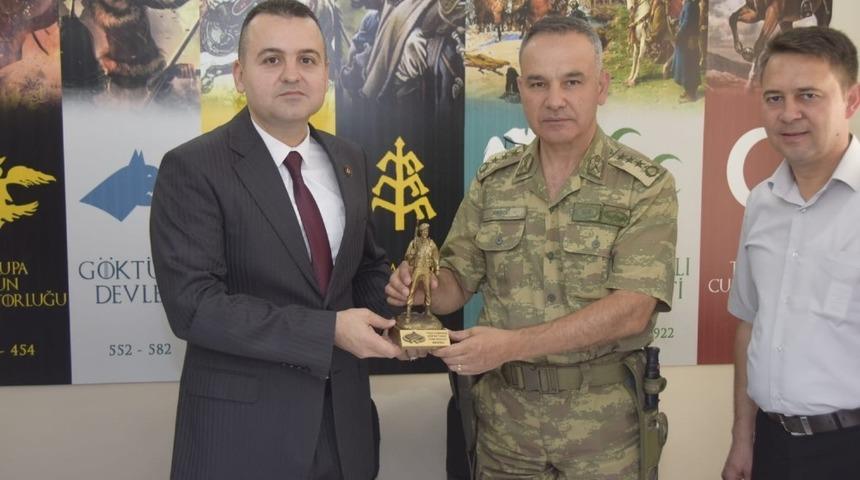 Tugay komutanı Dere’den şehit ailelerine ziyaret