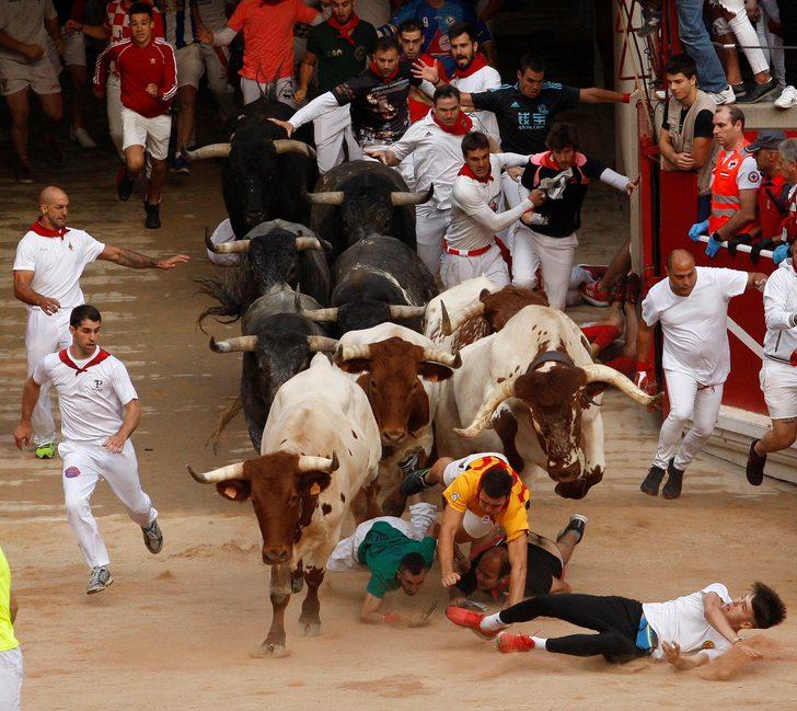 İspanya'daki San Fermin Festivali'nin son gününde 8 kişi yaralandı G1