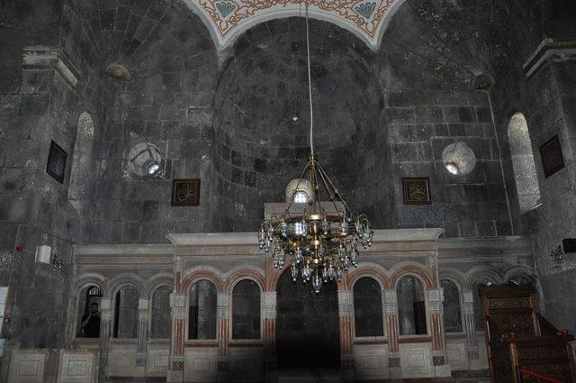 Kars Kümbet Cami yoğun ilgi görüyor