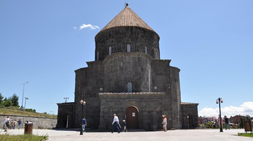 Kars K&uuml;mbet Cami yoğun ilgi g&ouml;r&uuml;yor
