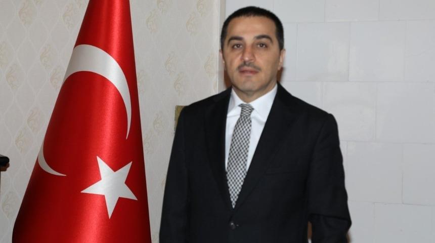 Kars Valisi &Ouml;ks&uuml;z: &ldquo;Meydanları dolduran asil milletimizin yazdığı kahramanlık destanı ile darbecileri h&uuml;srana uğrattı&rdquo;