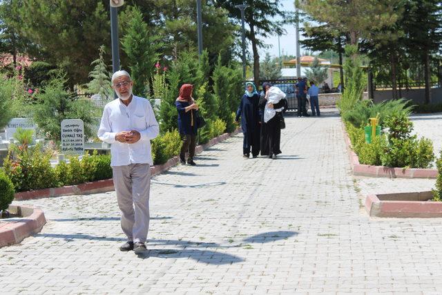 Ömer Halisdemir'in mezarı, ziyaretçi akınına uğruyor
