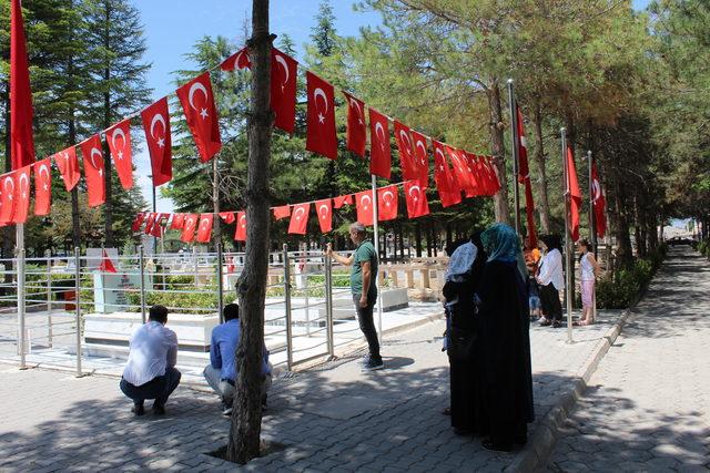 Ömer Halisdemir'in mezarı, ziyaretçi akınına uğruyor