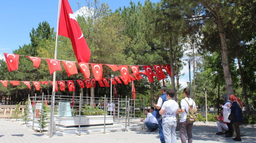 Ömer Halisdemir'in mezarına ziyaretçi akını