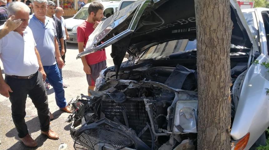 Otomobil ile minib&uuml;s &ccedil;arpıştı