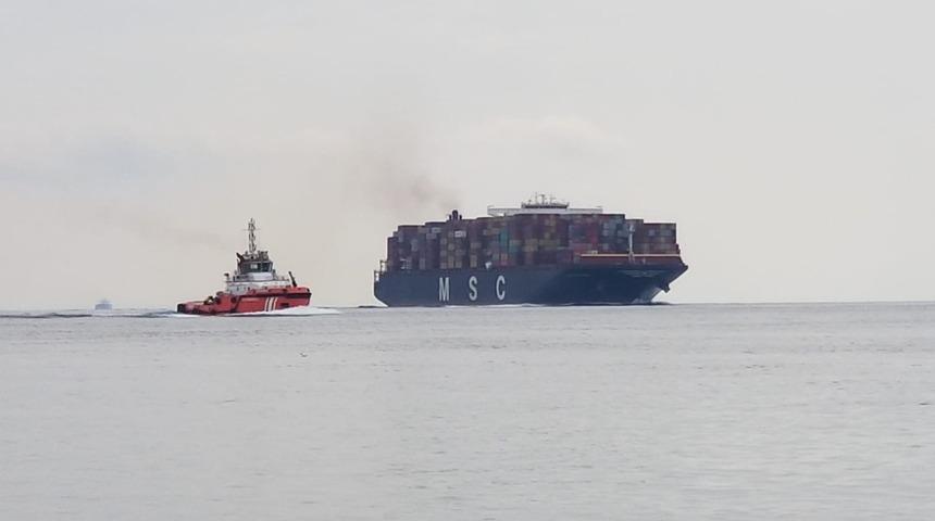 399 metrelik dev gemi &Ccedil;anakkale Boğazı&rsquo;ndan ge&ccedil;ti