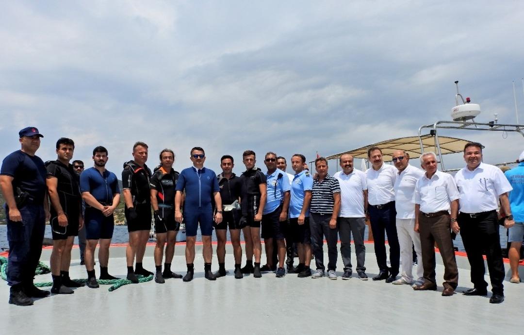 Bakan Pakdemirli, &Ccedil;eşme&rsquo;de hayalet ağlar i&ccedil;in daldı