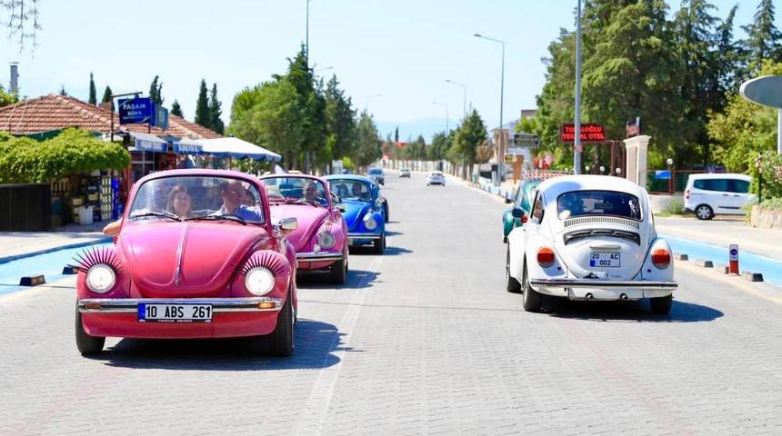 Vosvoslar Pamukkale'ye renk kattı