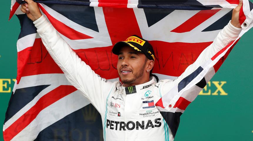 Büyük Britanya'da kazanan Lewis Hamilton