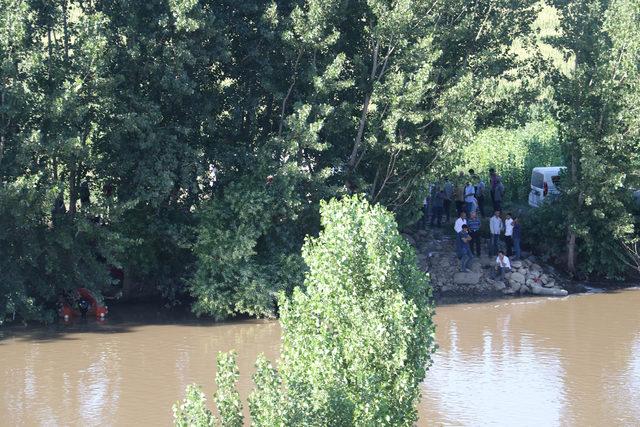 Serinlemek için girdiği Dicle Nehri'nde boğuldu