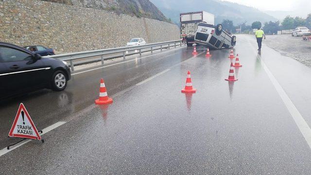 Yağmurlu yolda direksiyon hakimiyetini kaybetti ölümden döndü