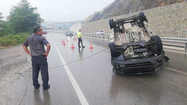 Yağmurlu yolda direksiyon hakimiyetini kaybetti ölümden döndü