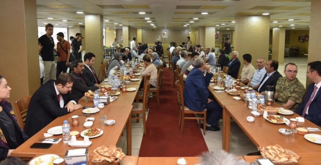 Şehit yakınları ve gaziler onuruna yemek verildi