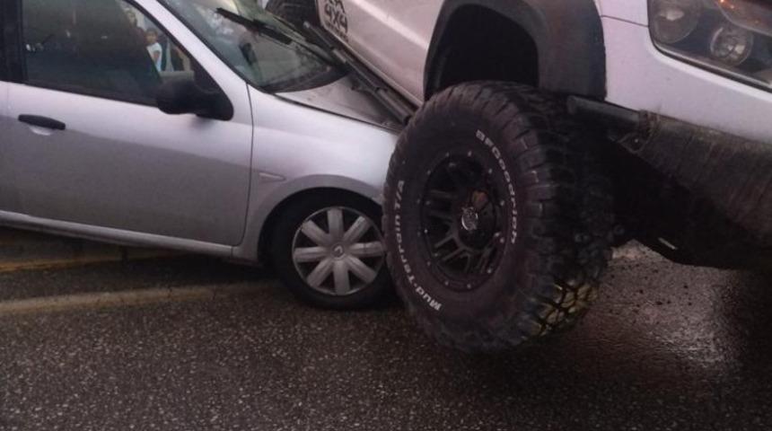 3 araç birbirine girdi: 3 yaralı