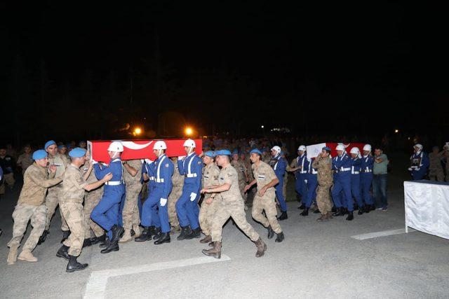 Hakkari'de şehit olan askerler törenle memleketlerine uğurlandı