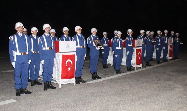 Hakkari'de şehit olan askerler törenle memleketlerine uğurlandı