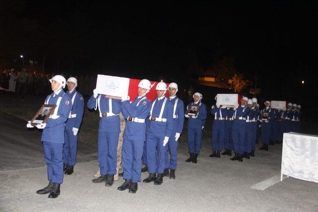 Hakkari’de şehit olan 3 asker için tören düzenlendi