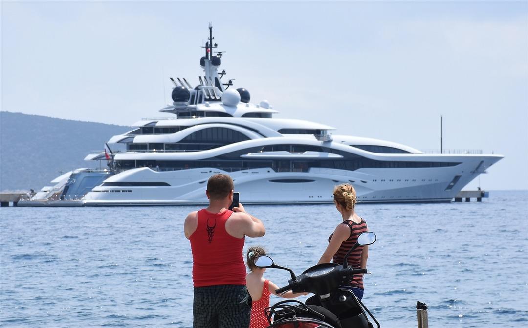 G&ouml;renler telefonuna sarıldı! Bu yatta sadece 36 kişinin kalmasına izin veriliyor