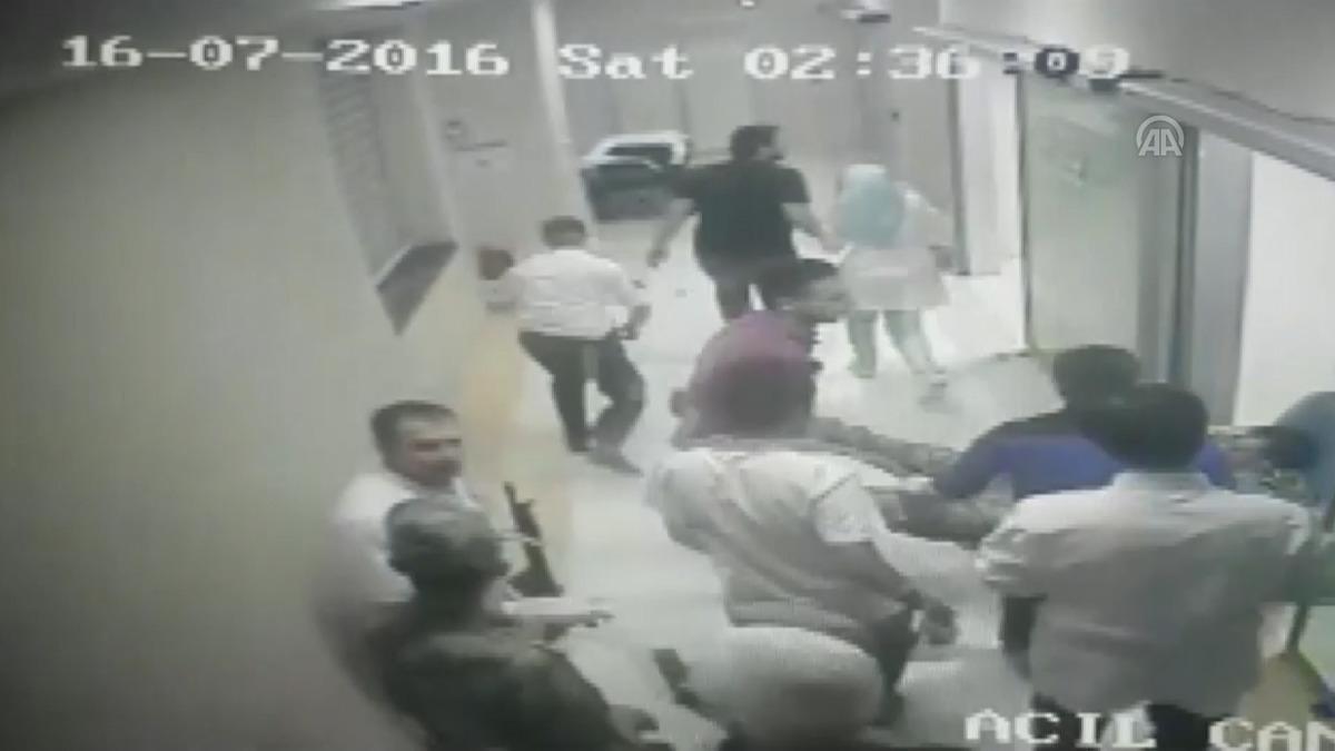 Karanlık geceyi anlattı: Ellerimi kaldırıp &uuml;zerlerine doğru koşmaya başladım...