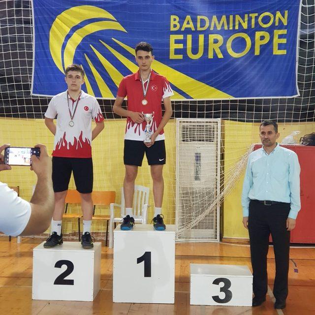 Badmintoncularımız şampiyon.