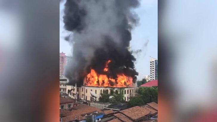 Çin'de 100 yıllık otel cayır cayır yandı! G4