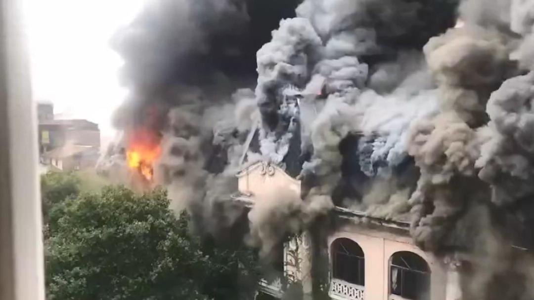 &Ccedil;in'de 100 yıllık otel cayır cayır yandı!