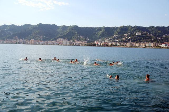 Şehitler için 3 kilometre yüzdüler