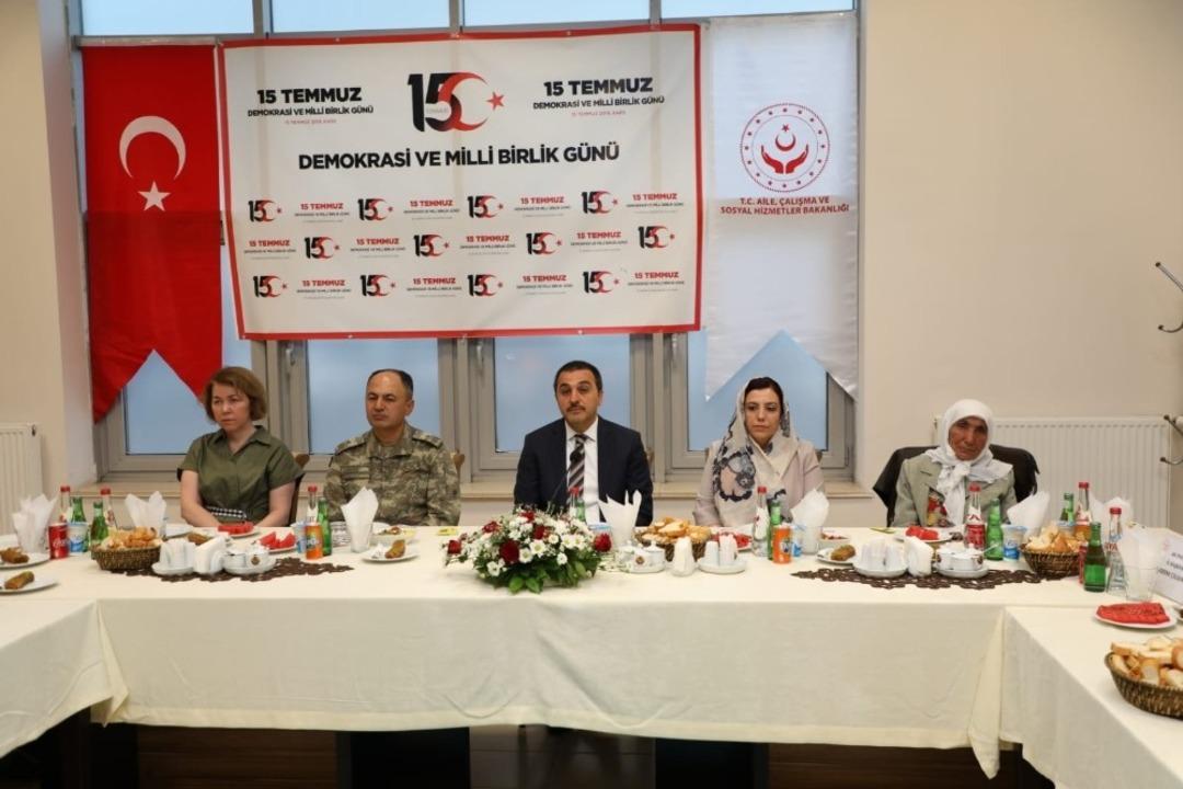 Vali T&uuml;rker &Ouml;ks&uuml;z, şehit yakınları ile bir araya geldi