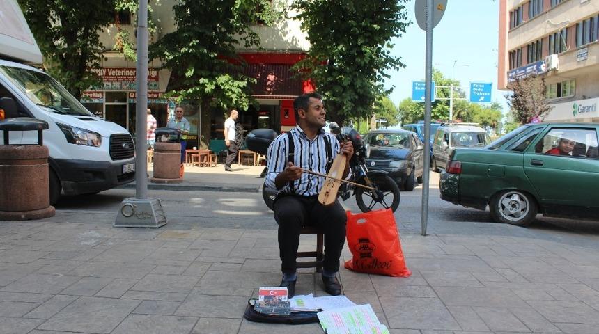 Ozan gibi sokak sanatçısı