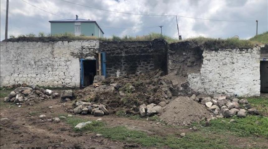 &Ccedil;ıldır&rsquo;da sağanak yağış evlerin yıkılmasına sebep oldu