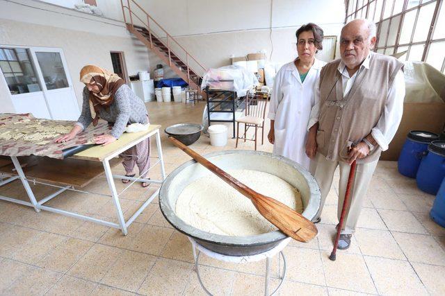 4'üncü kuşak olarak asırlık tahin helvası üretemini sürdürüyor