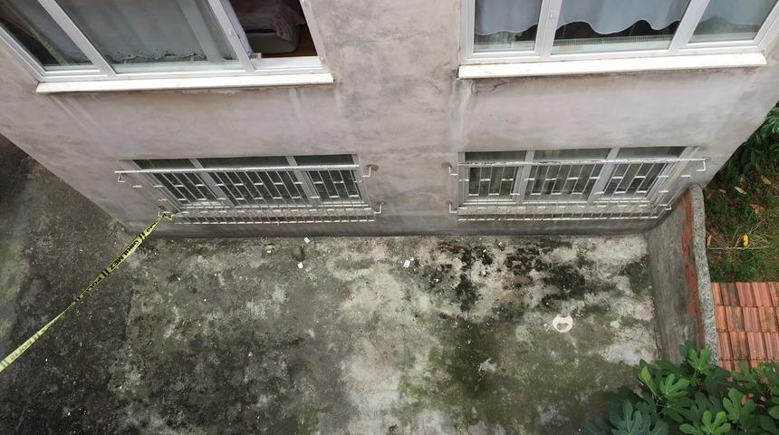 Apartmanın d&ouml;rd&uuml;nc&uuml; katından &ccedil;ıplak halde d&uuml;şt&uuml;!