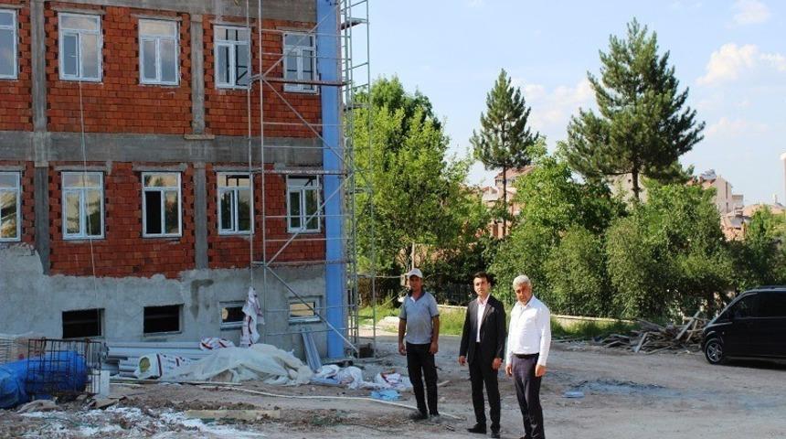 Kaymakam Okatan, İmam Hatip Ortaokulu inşaatında incelemelerde bulundu