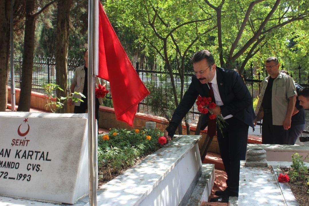 15 Temmuz&rsquo;un yıld&ouml;n&uuml;m&uuml;nde şehitler mezarı başında anıldı