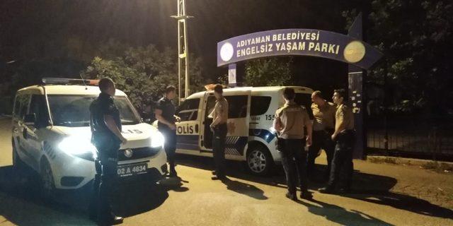 Parktaki şüpheli şahıslar tek tek kontrol edildi