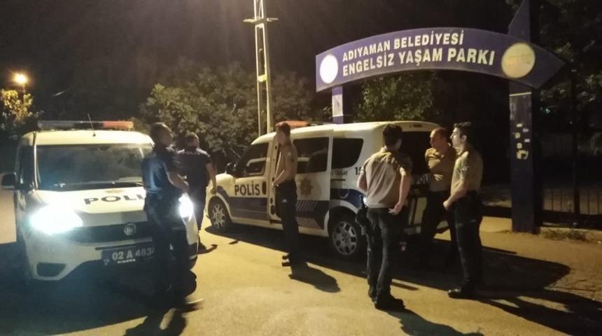 Parktaki ş&uuml;pheli şahıslar tek tek kontrol edildi